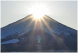 日本山梨县惊现“钻石富士”奇景