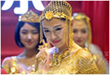 深圳国际珠宝展 “土豪”模特展示黄金婚纱